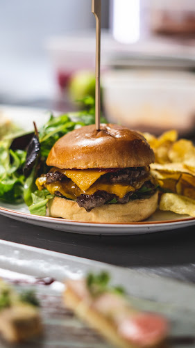 Chez BB: Bistroquet, 7 Pl. Sainte-Eugénie, 64200 Biarritz