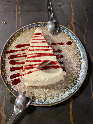 Chez BB: Bistroquet, 7 Pl. Sainte-Eugénie, 64200 Biarritz