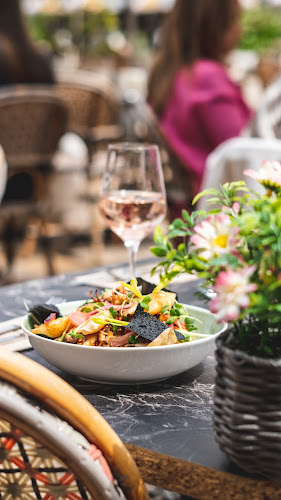 Chez BB: Bistroquet, 7 Pl. Sainte-Eugénie, 64200 Biarritz