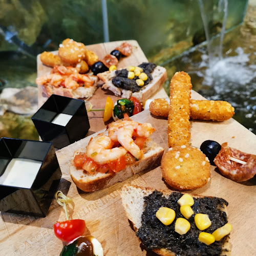 𝐋𝐚 𝐓𝐚𝐯𝐞𝐫𝐧𝐞 Table de Caractère 𝐌𝐞𝐭𝐳