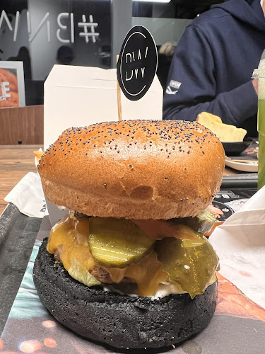 Black & White Burger Pau