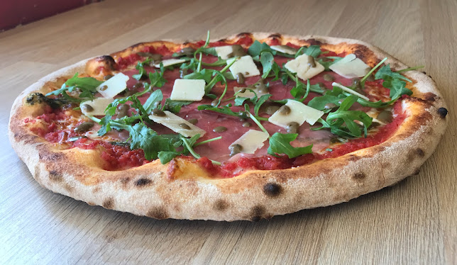 Pizza ô feu de bois et distributeur 24h/24 - Restauration