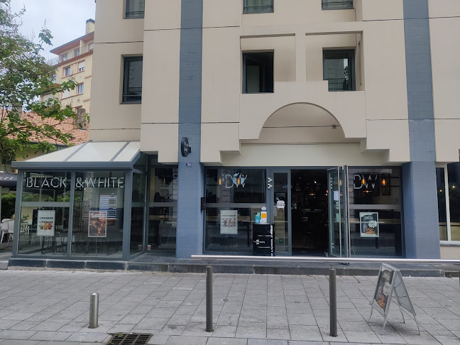 Black & White Burger Pau