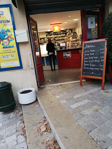 Comentarii opinii despre Café Tabac du Bourg la Celle St Cloud