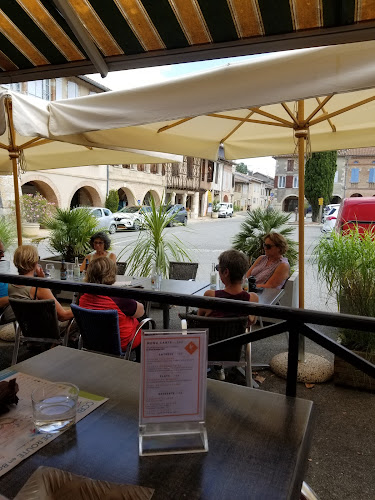 6 Pl. de la Halle, 32430 Cologne