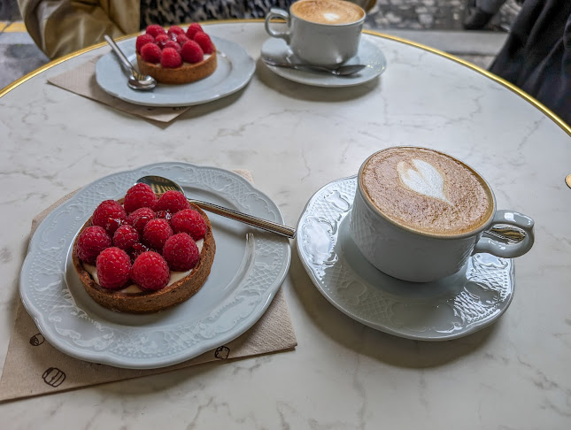 9 Rue Joseph de Maistre, 75018 Paris