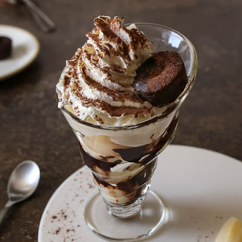 Parking cinéma CGR, Rue de l'Industrie, 69530 Brignais